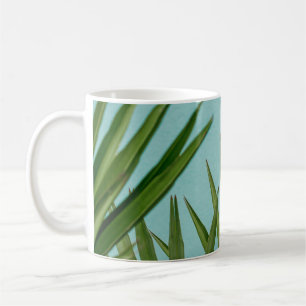 Taza De Café Plantas verdes de palma cerca del cuerpo del agua