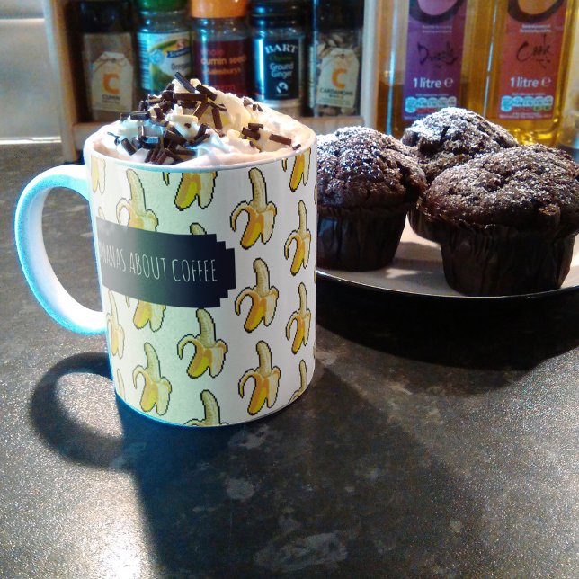 Taza De Café Plátanos sobre el café Plátanos de fondo blanco (Subido por el creador)