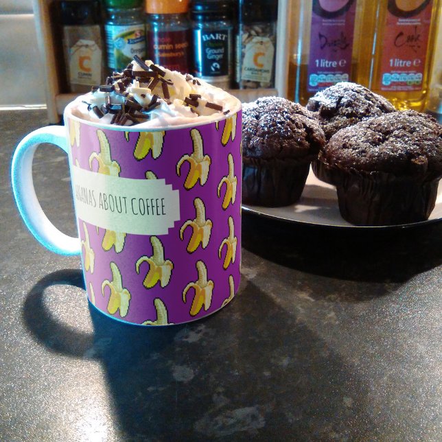 Taza De Café Plátanos sobre plátanos de fondo morado de café (Subido por el creador)