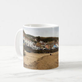 Taza De Café Playa del puerto de Staithes y frente del pueblo