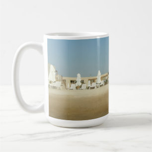 Taza De Café Playa del Resort Soleado con Tumbonas Blancas y Ci