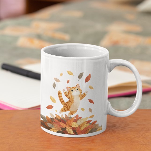 Taza De Café Playful Autumn Cat Mug Cute Gift (Playful cat enjoying autumn vibes — perfect cozy mug for cat lovers)