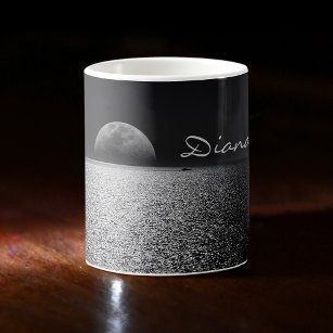 Taza De Café Pleno levantamiento lunar sobre el agua del océano
