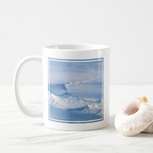 Taza De Café Pluma Emanando Del Volcán Kliuchevskoi.