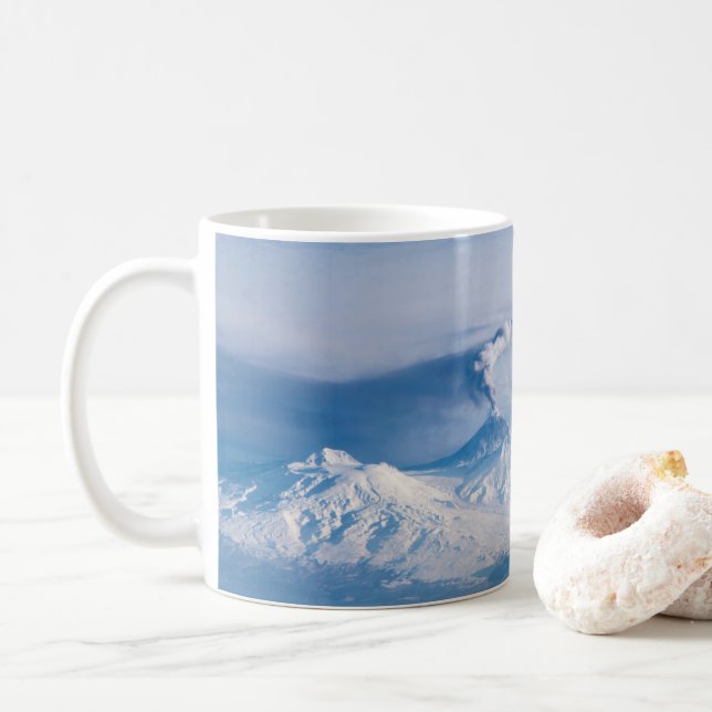 Taza De Café Pluma Emanando Del Volcán Kliuchevskoi. (Con donut)