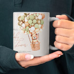 Taza De Café ¡Podemos Esperar! Baby Shower Green Gold<br><div class="desc">¡Podemos Esperar! :) Este oso pequeño espera al gran fiesta, sentado en un globo de aire caliente construido con globos marrones y crema. Las acuarelas caprichosas y la tipografía moderna complementan el diseño. Personalice este lindo artículo de Bear Baby Shower con los detalles de su ducha de bebé de forma...</div>