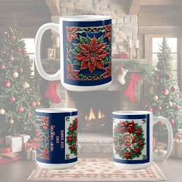 Taza De Café Poinsettia sobre el Personalizable de los Navidade
