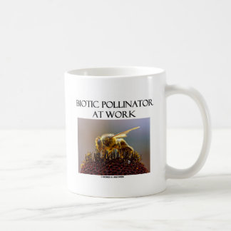 Taza De Café Polinizador Biótico En El Trabajo (Abeja En Una Fl
