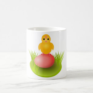 Taza De Café Pollito amarillo sentado sobre un huevo esperando