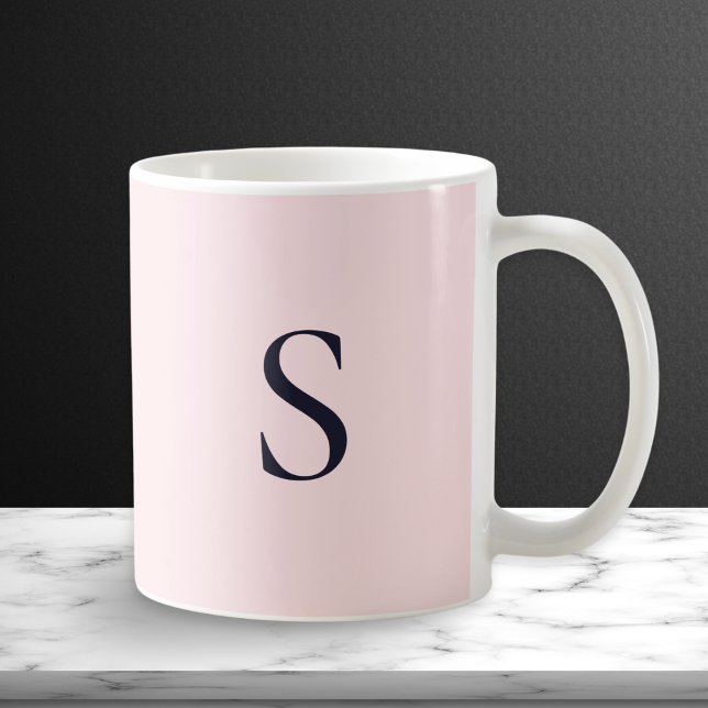 Taza De Café Polvo Pink Simple Moderno Bonito Monogramado (A pretty mug in delicate pale pink, with elegant midnight blue monogram initial on both sides)