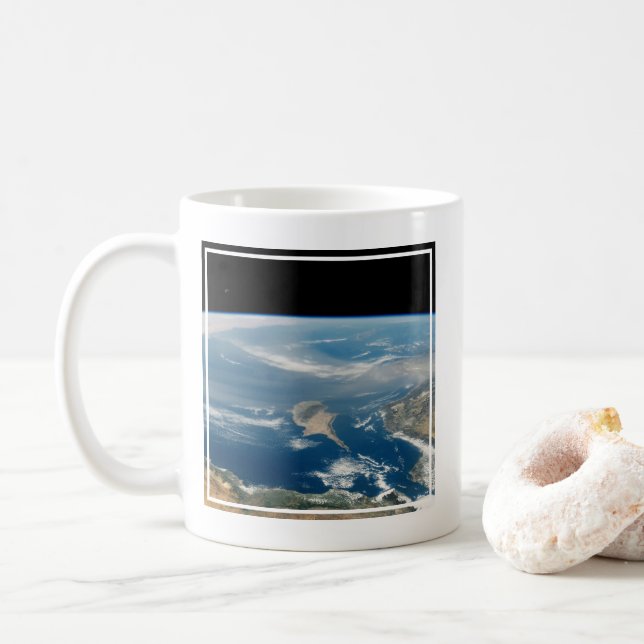 Taza De Café Polvo Sobre El Mar Mediterráneo Y La Isla De Chipr (Con donut)