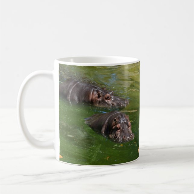 Taza De Café **"Pondside Play: Dos Hippos Nadando Juntos"** (Izquierda)