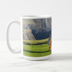 Taza De Café Poni Shetland en pastizal cerca de acantilados alt