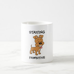 Taza De Café Poniendo pávido a la cachorra graciosa de perro