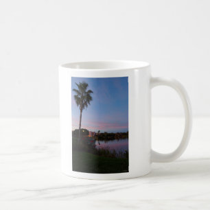Taza De Café Por La Noche Junto A La Palmera