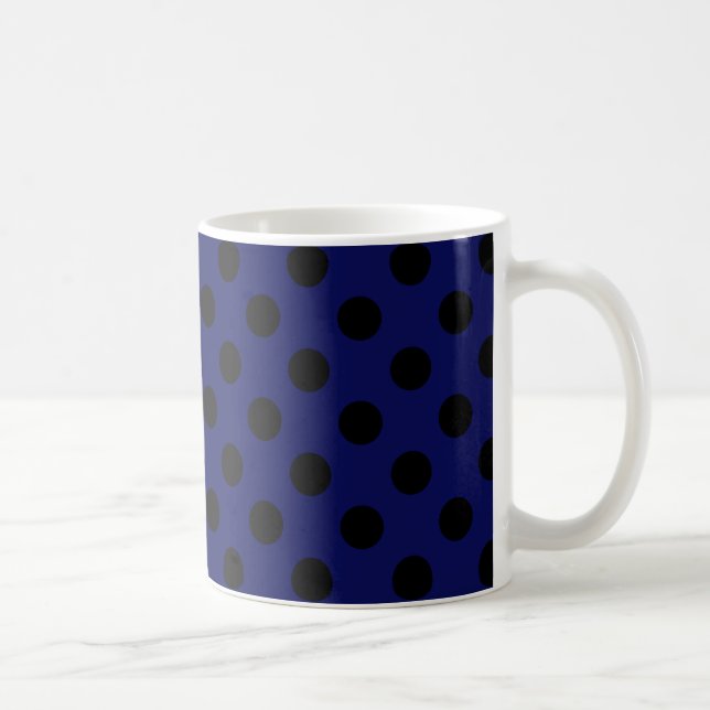 Taza De Café Pos de polka negro sobre azul marino (Derecha)