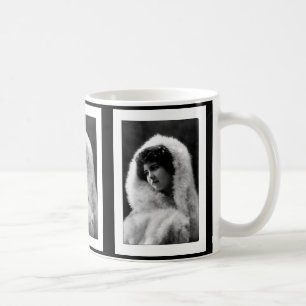 Taza De Café pose de camafeo de mujer victoriana