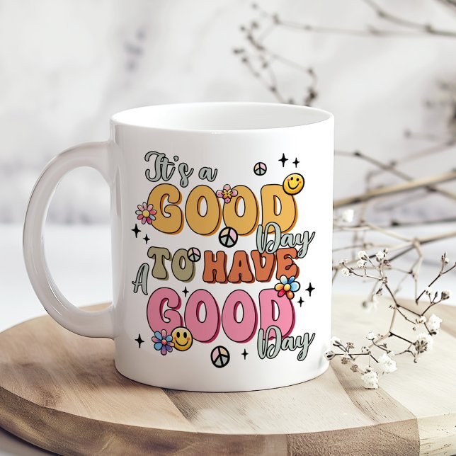 Taza De Café Positividad retro "Es un buen día" (Retro Positivity "It's a Good Day" Coffee Mug on a boho table with tiny dry white flowers)