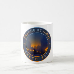 Taza De Café Praha de noche. Praga de la República Checa