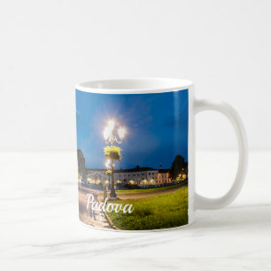 Taza De Café Prato della Valle por la noche en Padova, Italia