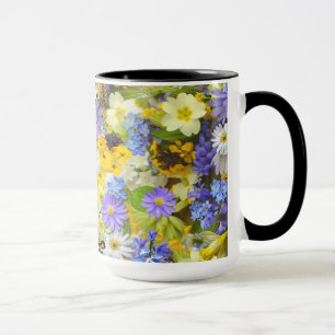 Taza de café preciosa en diseño de las flores de