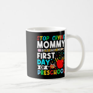 Taza De Café Preescolar Deja de llorar Mami es solo mi primer d