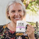 Taza De Café Pregúntame sobre mi nuevo nieto rosado inicial<br><div class="desc">Pregúntame acerca de mi nieto que inicia Purpurina rosado negro. Para un nuevo abuelo celebrando a una nieta bebé, un diseño tipográfico artístico con cita divertida, en una mezcla de textos falsos de color negro y rosa y motivos del corazón. Personalice fácilmente con las iniciales del destinatario o aplace si...</div>