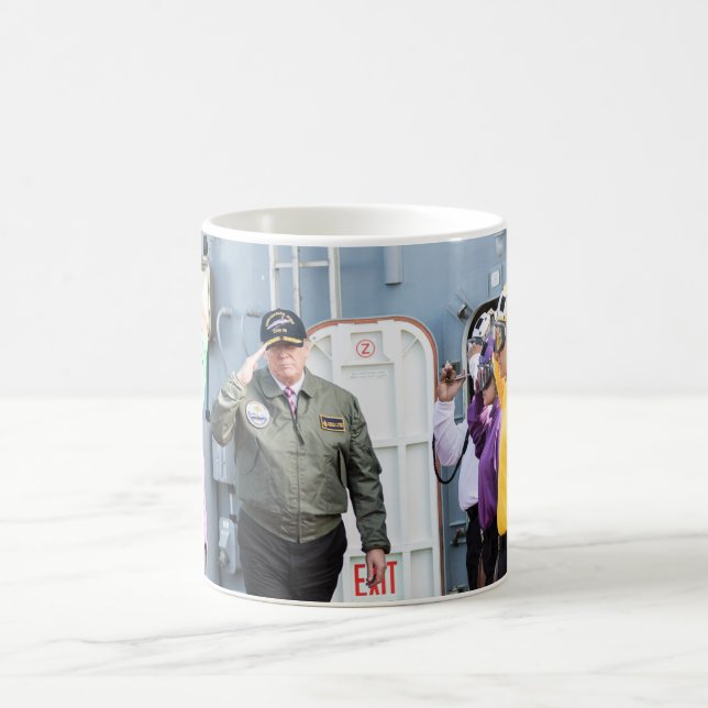 Taza De Café Presidente Donald Trump saluda a los marineros (Centro)
