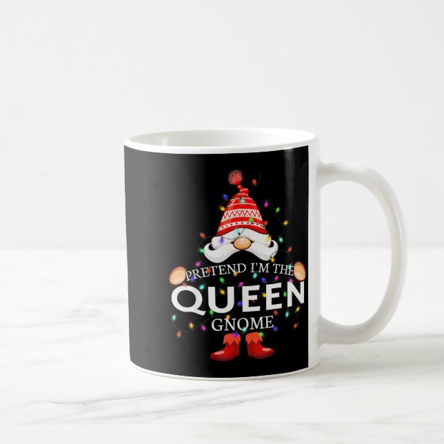 Taza De Café Pretend I'm The Queen Gnome Christmas Matching  (Derecha)