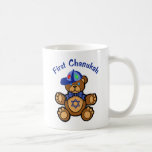 Taza De Café Primer Chanukah del bebé<br><div class="desc">Compre este pequeño oso de peluche lindo con los dreidels en su casquillo y una estrella judía en su vientre para celebrar primer Chanukah de un niño</div>