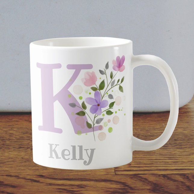 Taza De Café Primer nombre inicial más Kelly con flores (Subido por el creador)