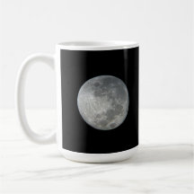 Primer plano de luna llena en el cielo nocturno. F