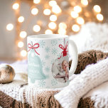 Taza De Café Primera navidad abuela campana foto de copo de nie<br><div class="desc">Primera Navidad como abuela con un patrón de copos de nieve azul de hielo de invierno,  ¡mejor abuela de todos! Con forma de adorno de navidad 2 recubrimiento de fotos y forma de campana . Todos los colores son editables.</div>