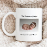 Taza De Café Primera Navidad como foto de Recién nacido del abu<br><div class="desc">Celebra su primera Navidad como abuelo con esta taza de café fotográfico personalizada. Se puede personalizar todo el texto. Agrega tu propia foto para crear un regalo verdaderamente único para su primera Navidad como abuelo.</div>