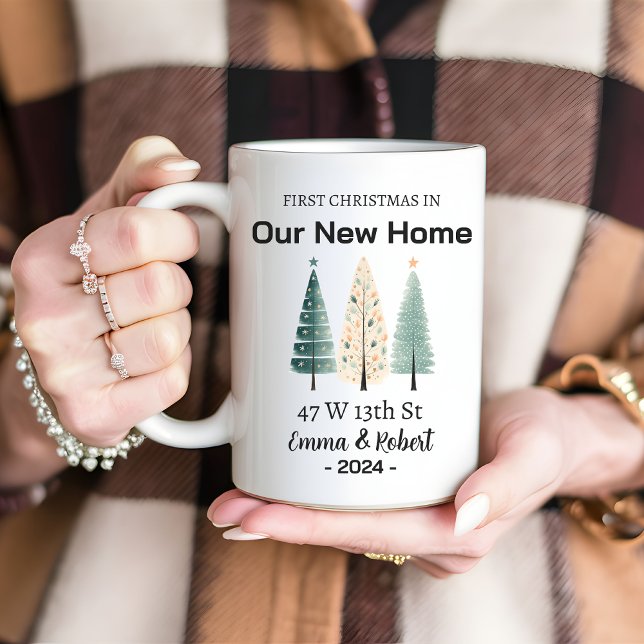 Taza De Café Primera Navidad en nuestro nuevo hogar, Mug de nom ( personalized mug, Christmas tree mug, custom name mug, gift for couple, holiday gift, Christmas)
