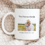 Taza De Café Primera Navidad simple: foto del nuevo abuelo<br><div class="desc">A cualquier nuevo abuelo le encantará recibir esta taza de café fotográfico personalizada como regalo esta temporada de fiestas. Todo el texto se puede personalizar con cualquier texto de su elección, incluyendo cambiar "Abuelo" a "Papá" o "Abuelo" o cualquier nombre de su elección. Añada una foto del nuevo abuelo y...</div>