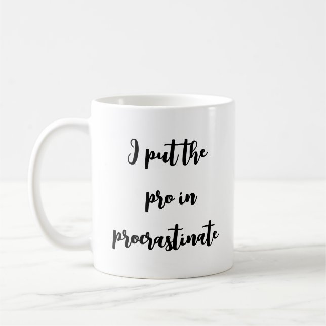 Taza De Café Pro in Procrastinin - Humorous Office Mug (Izquierda)
