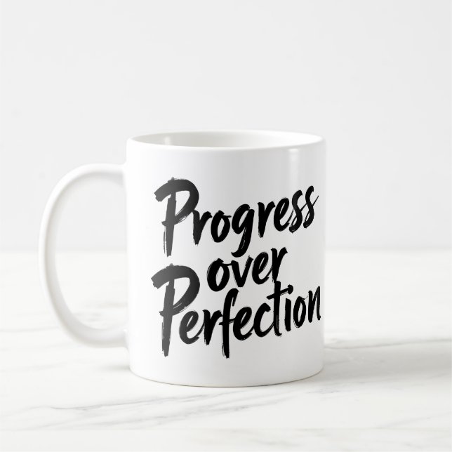 Taza De Café Progreso sobre la perfección: escritura a mano mot (Izquierda)