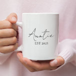 Taza De Café Promocionado a la tía EST 2025 | Tía nueva<br><div class="desc">Sorprenda a la futura tía en su vida con esta elegante taza de café "promocionada a la tía EST 2025". Un regalo perfecto para celebrar el nuevo papel especial de una tía por primera vez. El diseño mínimo de la escritura añade un toque moderno y sincero, perfecto para invitaciones de...</div>