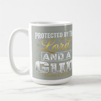 Taza De Café Protegido por el Señor y una pistola