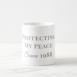 Taza De Café Protegiendo Mi Paz Desde [Año] – Personalizado