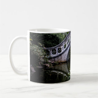TAZA DE CAFÉ PUENTE BLANCO RODEADO DE ÁRBOLES