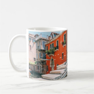 TAZA DE CAFÉ PUENTE CONCRETO JUNTO AL EDIFICIO BLANCO