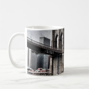 TAZA DE CAFÉ PUENTE DE BROOKLYN DURANTE EL DÍA