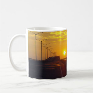Taza De Café Puente de la bahía al atardecer