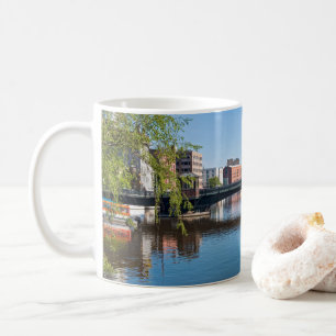Taza De Café puente de la calle estatal que cruza el río milwau