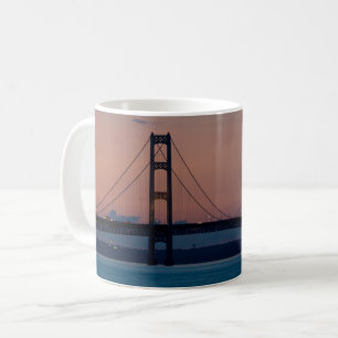 Taza De Café Puente Mackinac En El Café Dusk Mug