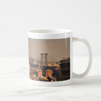 Taza De Café Puente NYC de Williamsburg en un día nublado