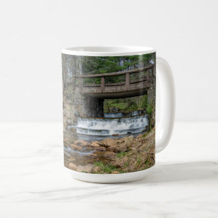 Taza De Café Puente sobre carrera de hickory