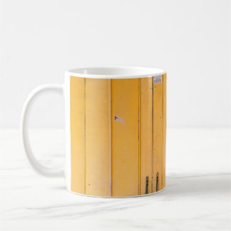 TAZA DE CAFÉ PUERTA DE MADERA AMARILLA CERRADA CON RELOJ